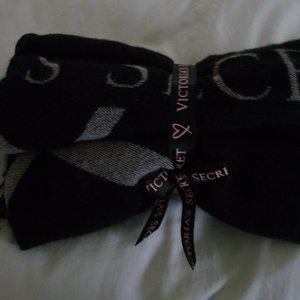 NWOT VICTORIA’S SECRET SOFT, WARM, COZY AND SUPER CUTE TRAVEL BLANKET OR THROW